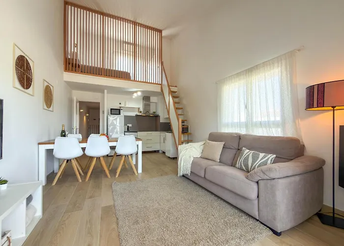 Iona Apartment *